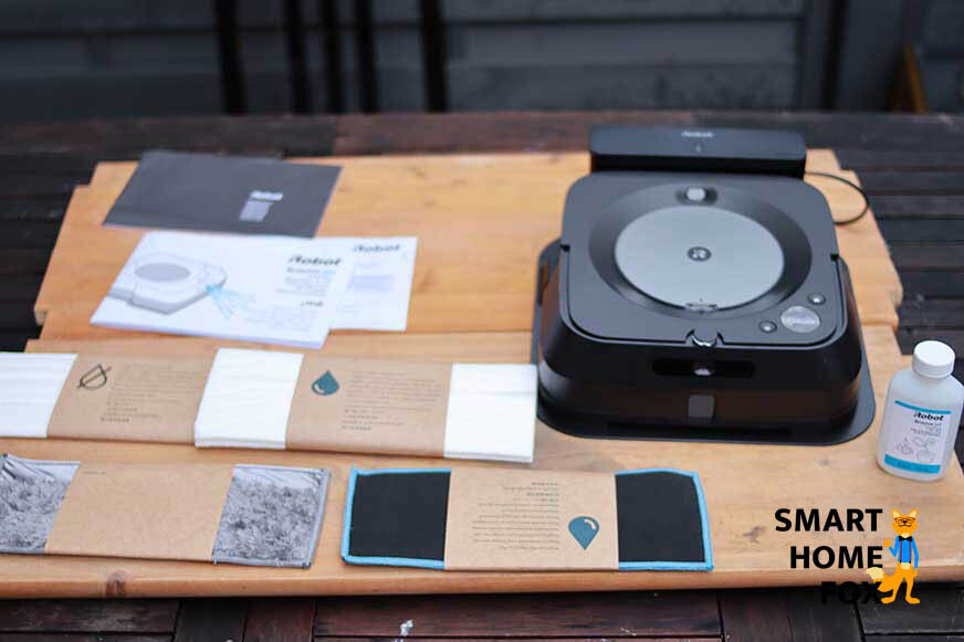 Der gesamte Lieferumfang des iRobot Braava jet m6 steht auf dem Tisch